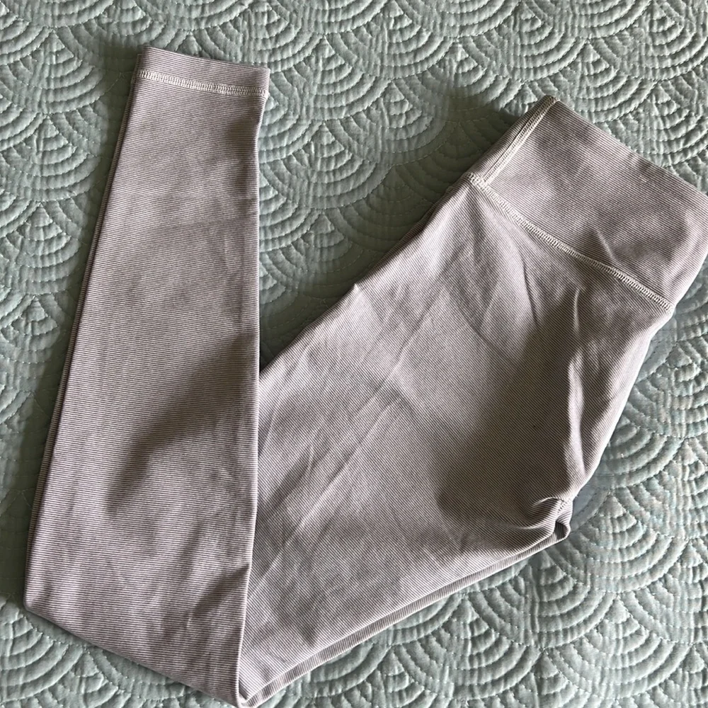 Lululemon Gray & White Striped Legging Size 6 NWOT